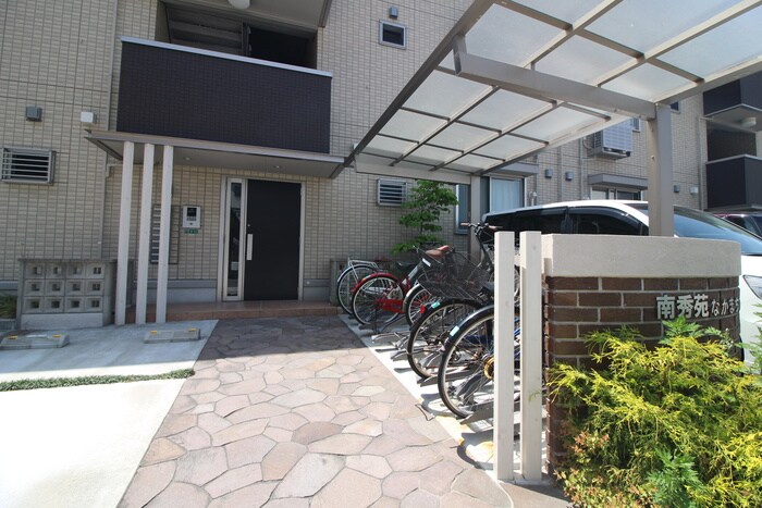 物件外観写真2　(エントランス部分)