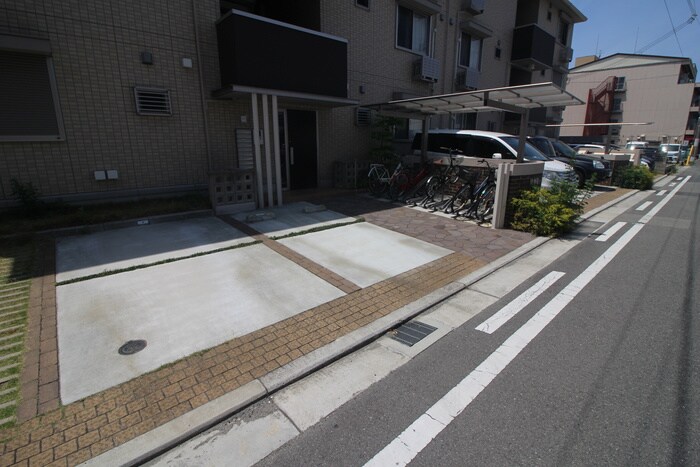 物件外観写真3　(駐車場)