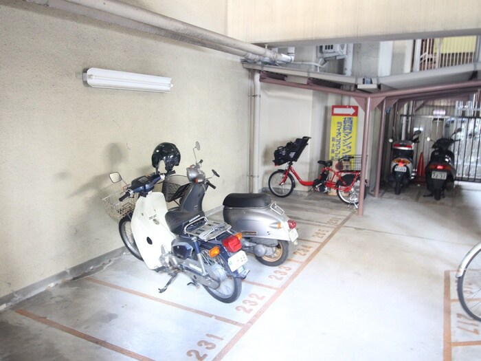 物件外観写真5　(バイク置き場)