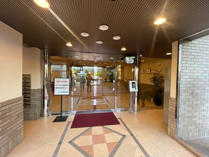 物件外観写真6　(エントランス部分)