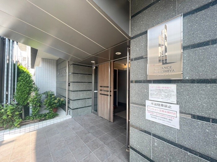 物件外観写真2　(エントランス部分)