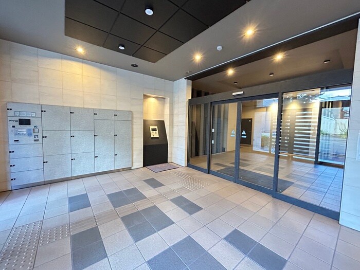 物件外観写真2　(エントランス部分)