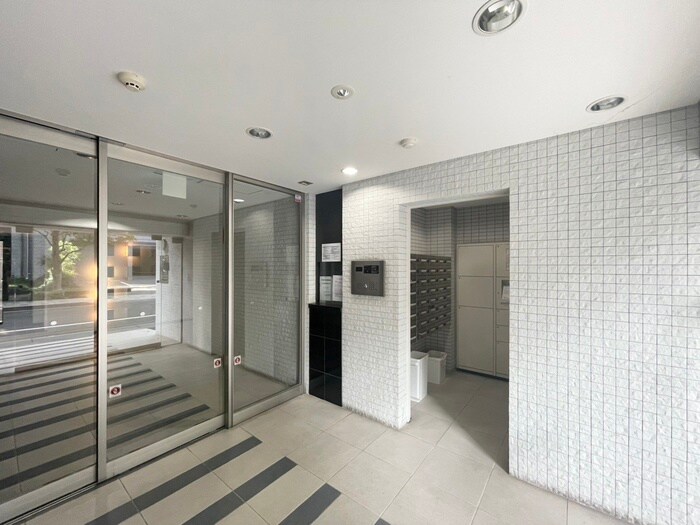 物件外観写真3　(エントランス部分)