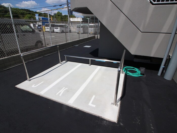 物件外観写真6　(バイク置き場)