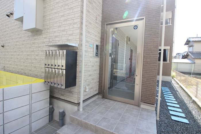 物件外観写真3　(エントランス部分)