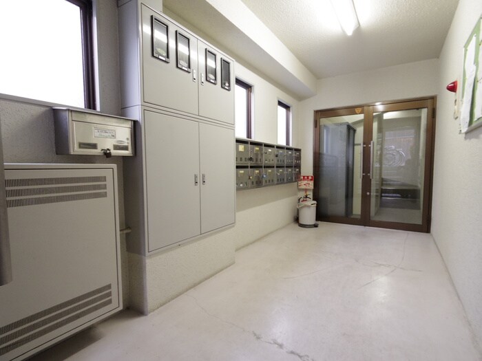 物件外観写真3　(エントランス部分)