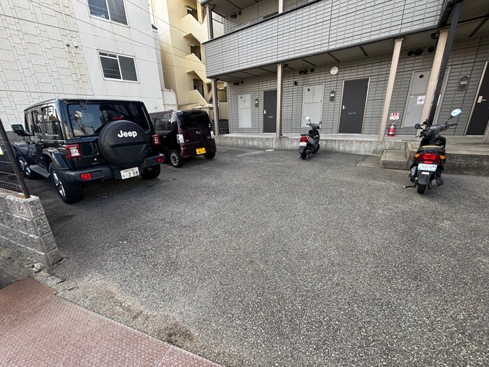物件外観写真4　(駐車場)