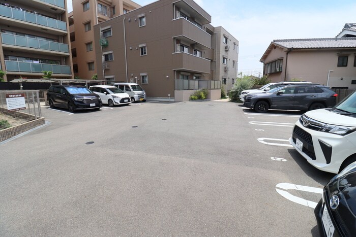 物件外観写真2　(駐車場)