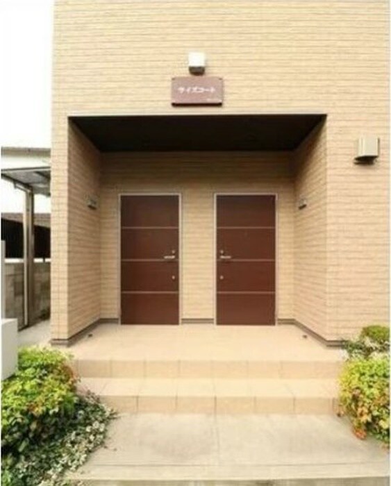 物件外観写真4　(エントランス部分)