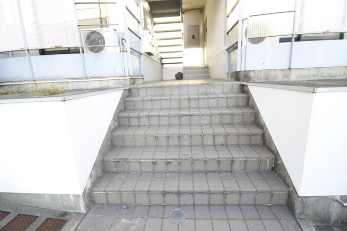 物件外観写真4　(エントランス部分)