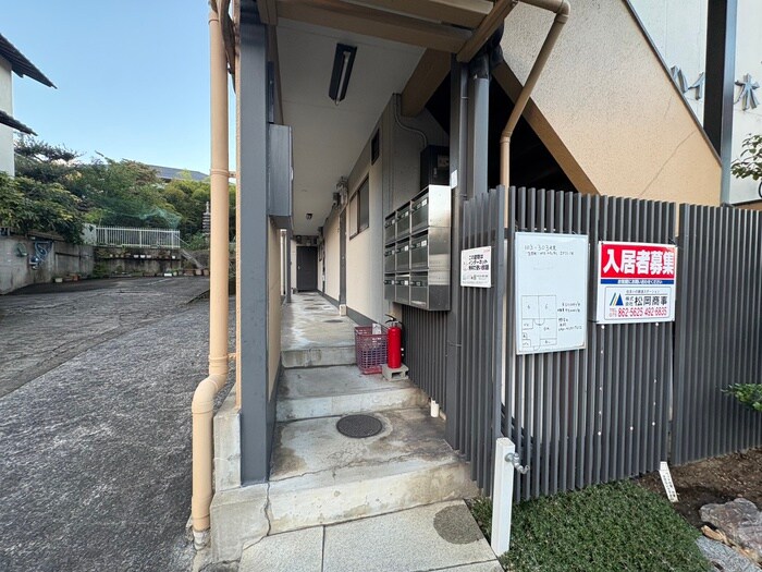 物件外観写真2　(エントランス部分)