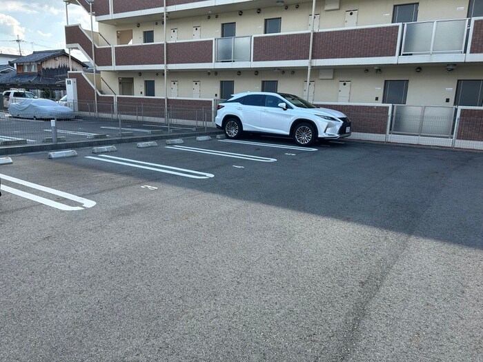物件外観写真4　(駐車場)