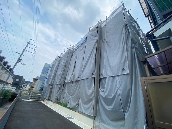 建築中