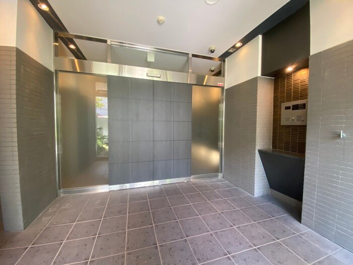 物件外観写真6　(エントランス部分)