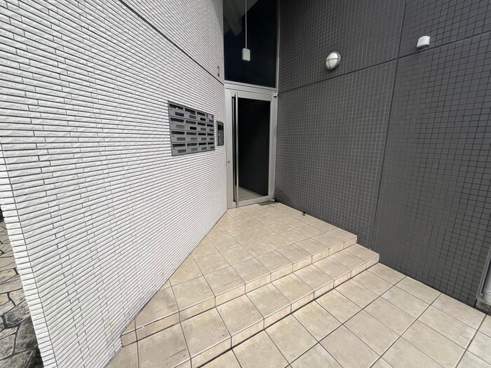 物件外観写真3　(エントランス部分)