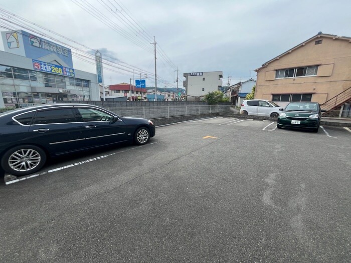 物件外観写真4　(駐車場)