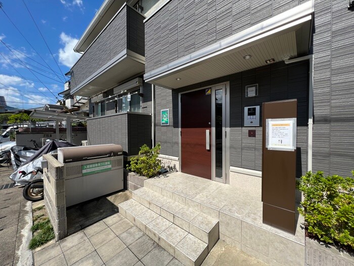 物件外観写真3　(エントランス部分)