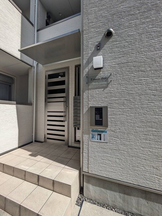 物件外観写真4　(エントランス部分)