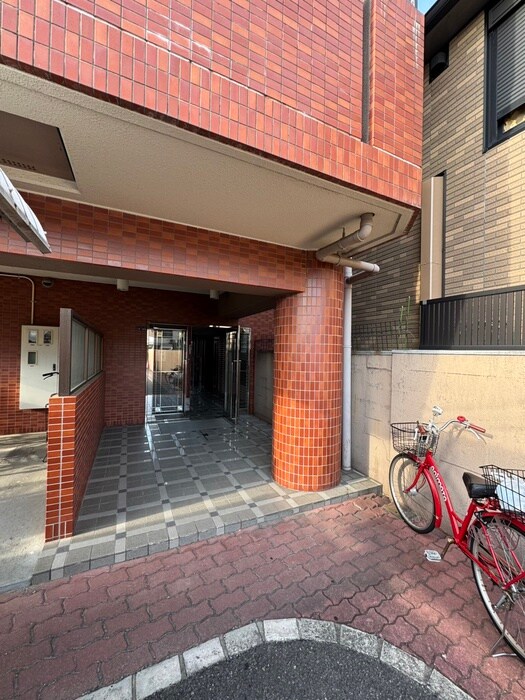 物件外観写真2　(エントランス部分)