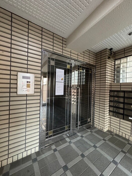 物件外観写真3　(エントランス部分)