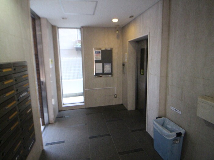 物件外観写真6　(エントランス部分)