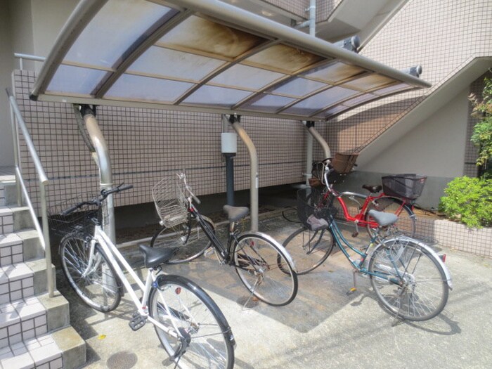 物件外観写真4　(駐輪場)