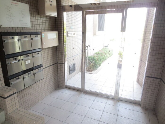 物件外観写真6　(エントランス部分)