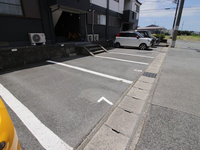 物件外観写真4　(駐車場)