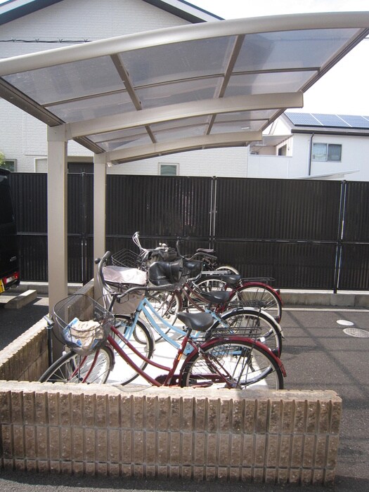 物件外観写真4　(駐輪場)