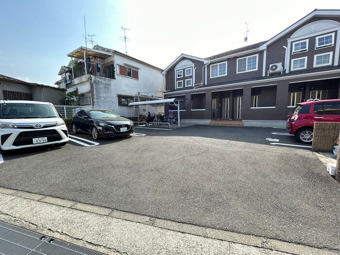 物件外観写真3　(駐車場)