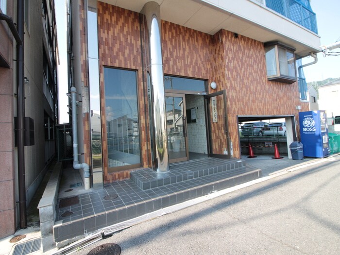 物件外観写真3　(エントランス部分)