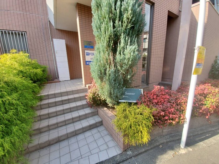 物件外観写真2　(エントランス部分)