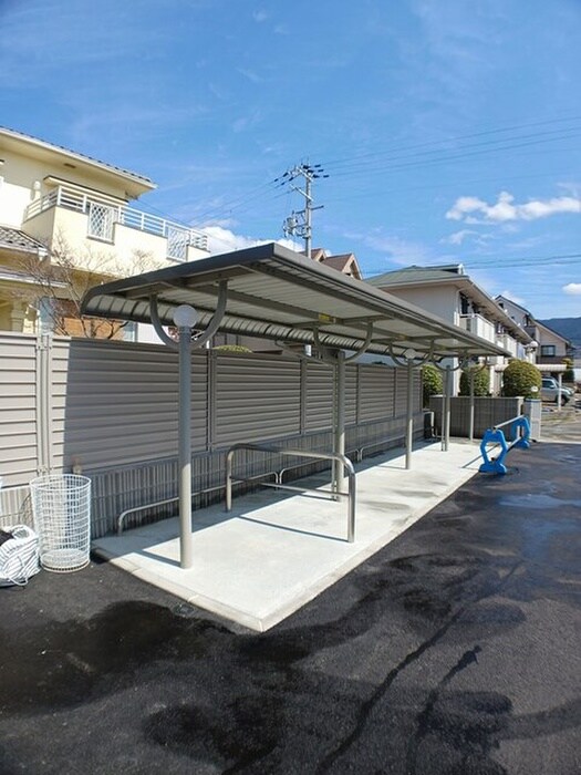 物件外観写真2　(駐輪場)