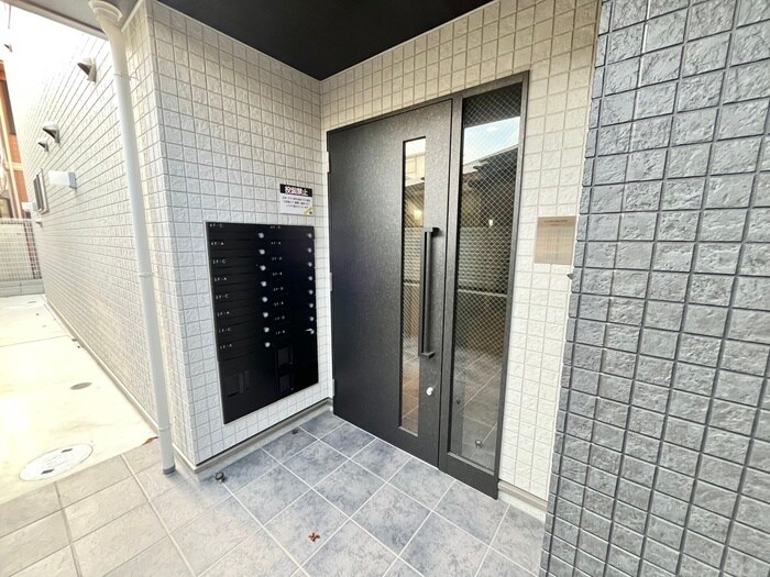 物件外観写真3　(エントランス部分)