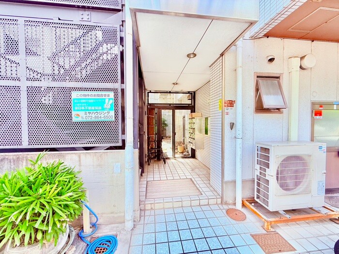 物件外観写真3　(エントランス部分)