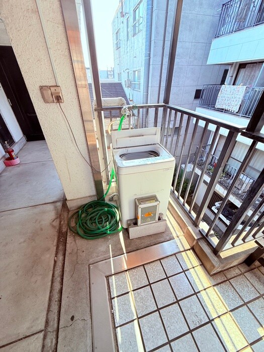 物件内観写真16　(洗濯機置場)