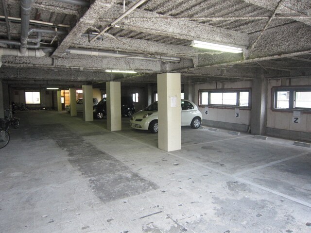 物件外観写真3　(駐車場)