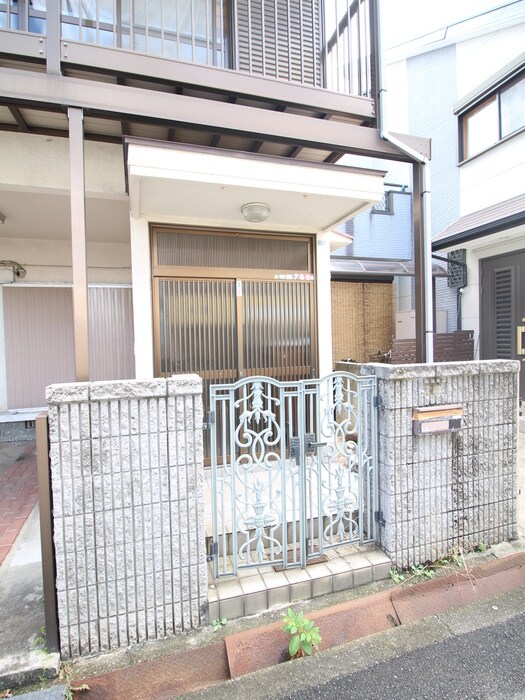 物件外観写真2　(エントランス部分)