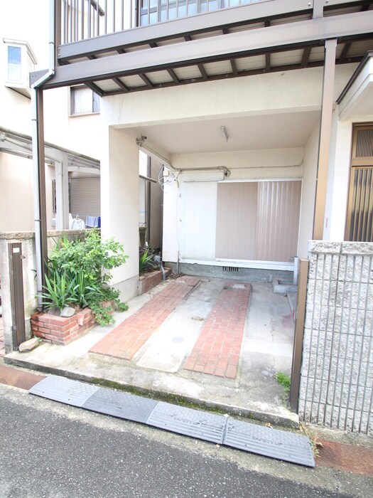 物件外観写真3　(駐車場)