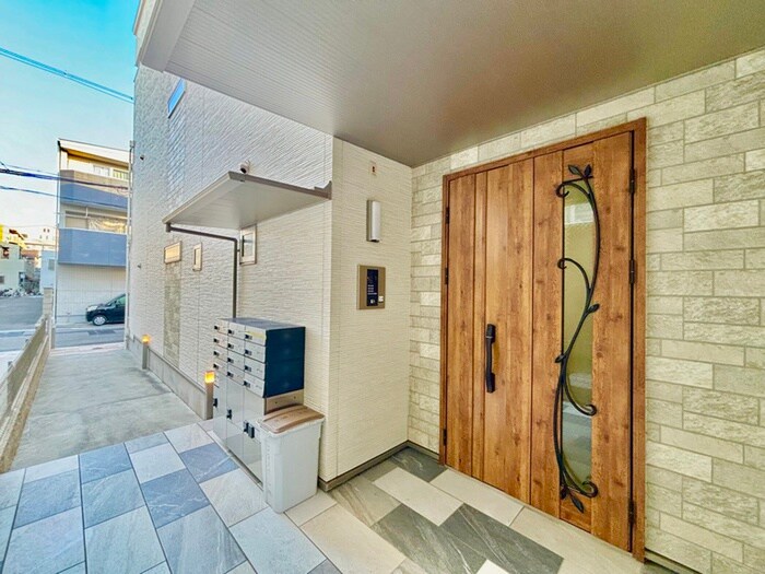 物件外観写真2　(エントランス部分)