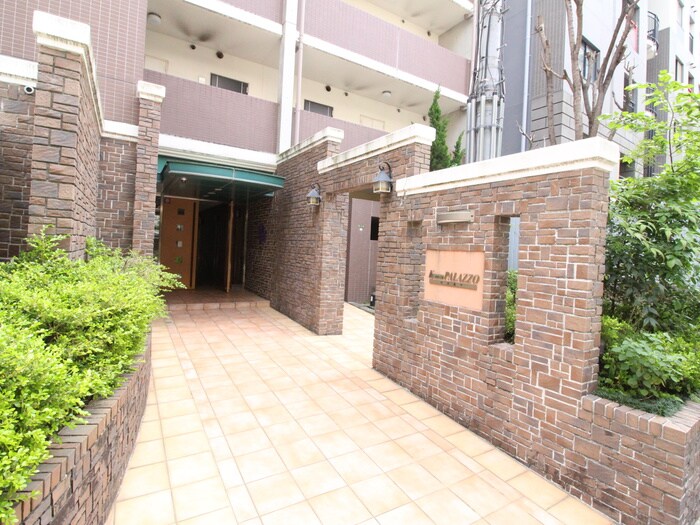 物件外観写真2　(エントランス部分)