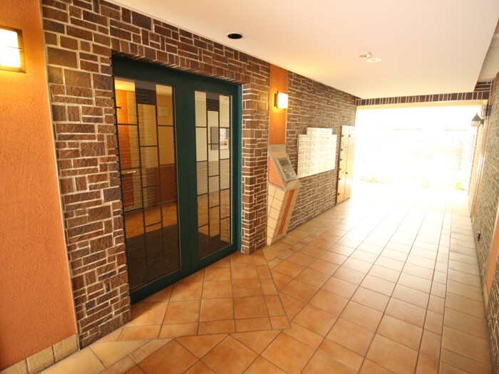 物件外観写真3　(エントランス部分)