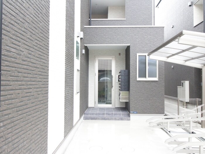 物件外観写真3　(エントランス部分)