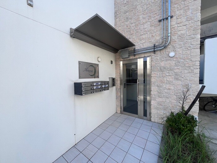 物件外観写真4　(エントランス部分)