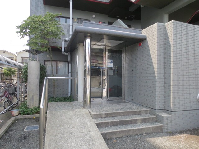 物件外観写真3　(エントランス部分)