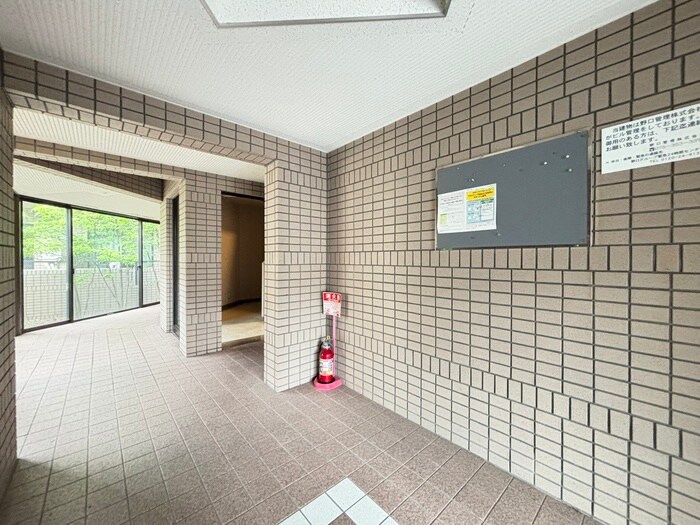 物件外観写真5　(エントランス部分)