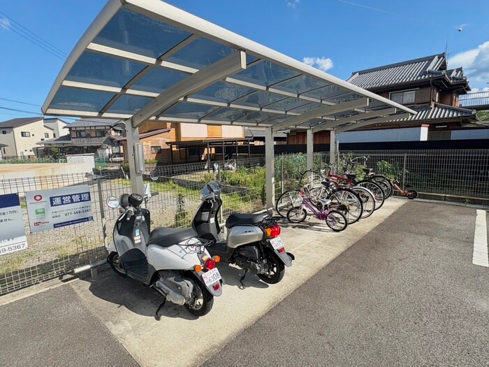 物件外観写真3　(駐輪場)