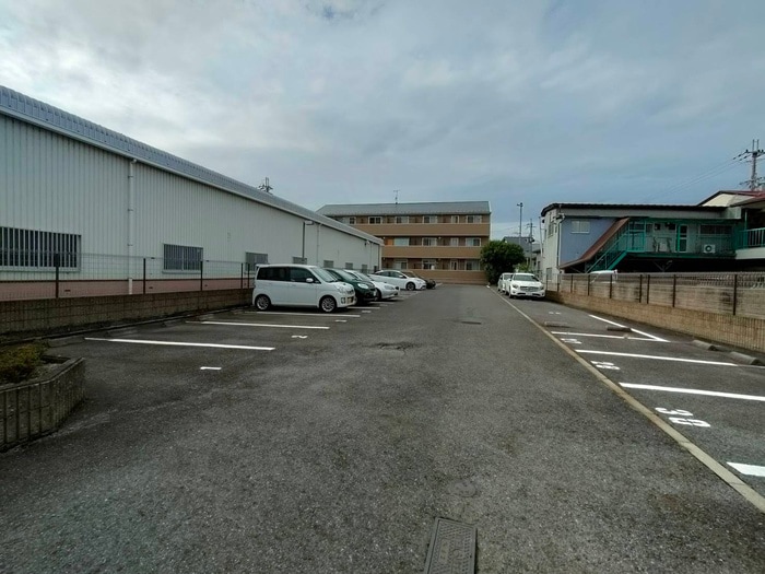 物件外観写真2　(駐車場)