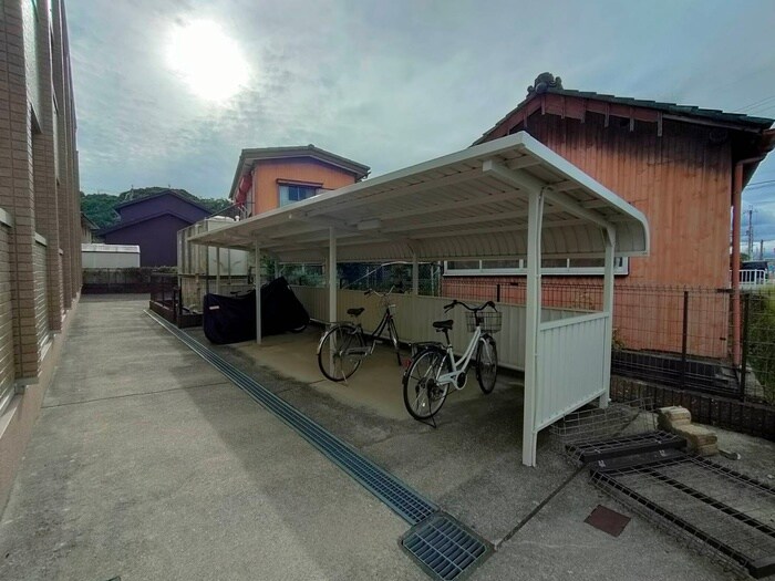 物件外観写真5　(駐輪場)