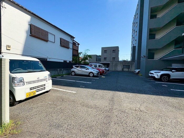 物件外観写真3　(駐車場)